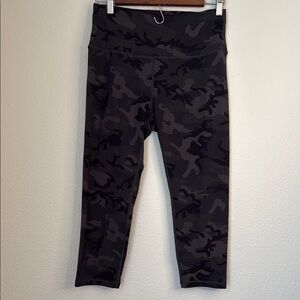 Zyia Active Forrest Camo Capri